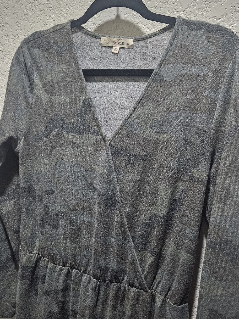 Rewind Olive Distressed Camo V-Neck Long Sleeve Jumpsuit -NWOT LARGE - Picture 3 of 7